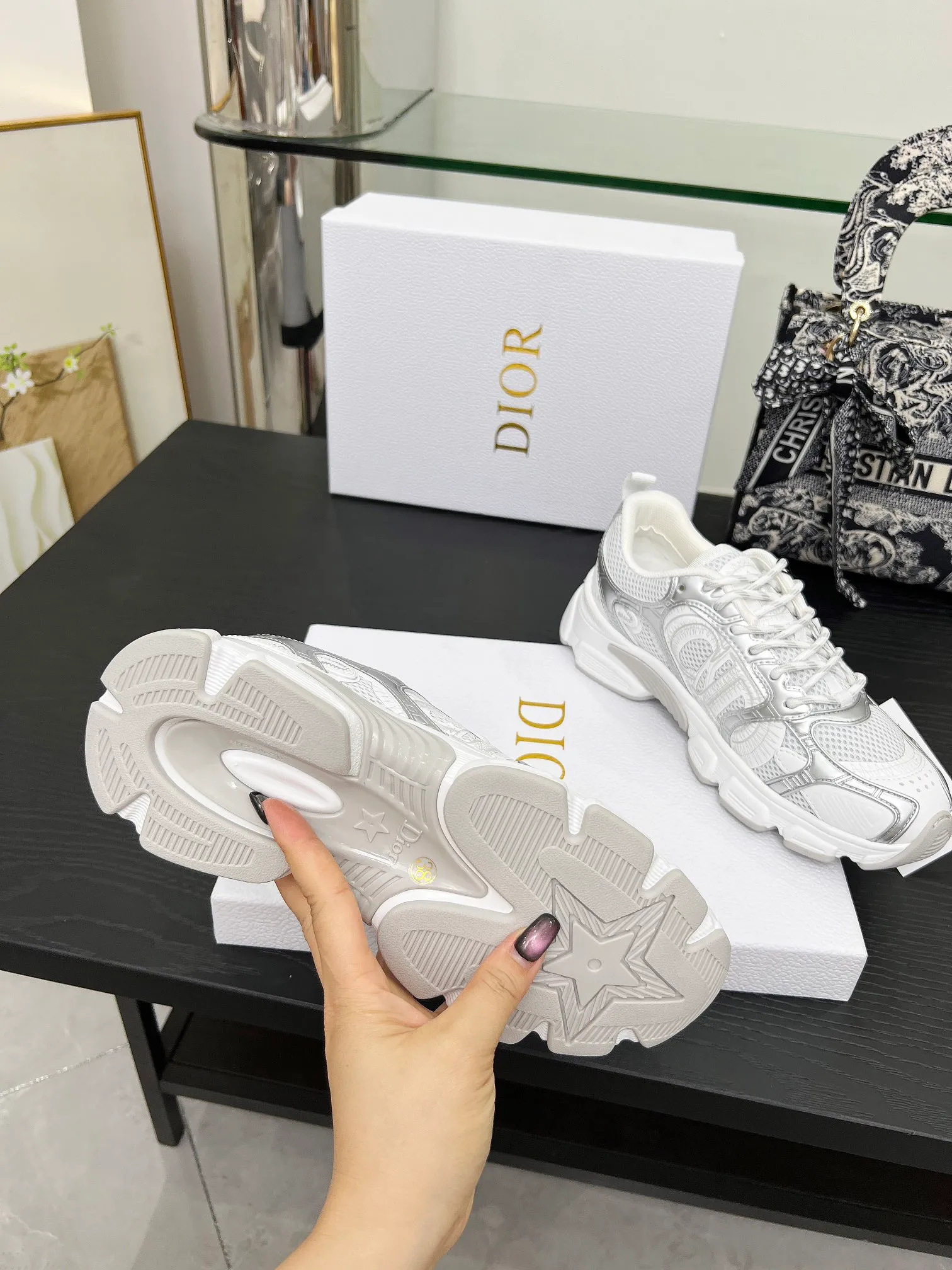 👟👟Ex-factory price 560👟👟 The official website is updated simultaneously with the 2025 model. This Dior Chrono sneaker reinterprets running shoes in Dior's high-end style. Gray mesh fabric is paired with tonal suede calfskin panels, the CD logo on the side, the star patch on the tongue and the Dior logo on the heel, all in classic fine detail. Featuring two-tone laces and a lightweight sole with star graphics, they can be worn year-round. Size: Women’s size 35-41 (35/42 can be customized) Color: 12 colors available